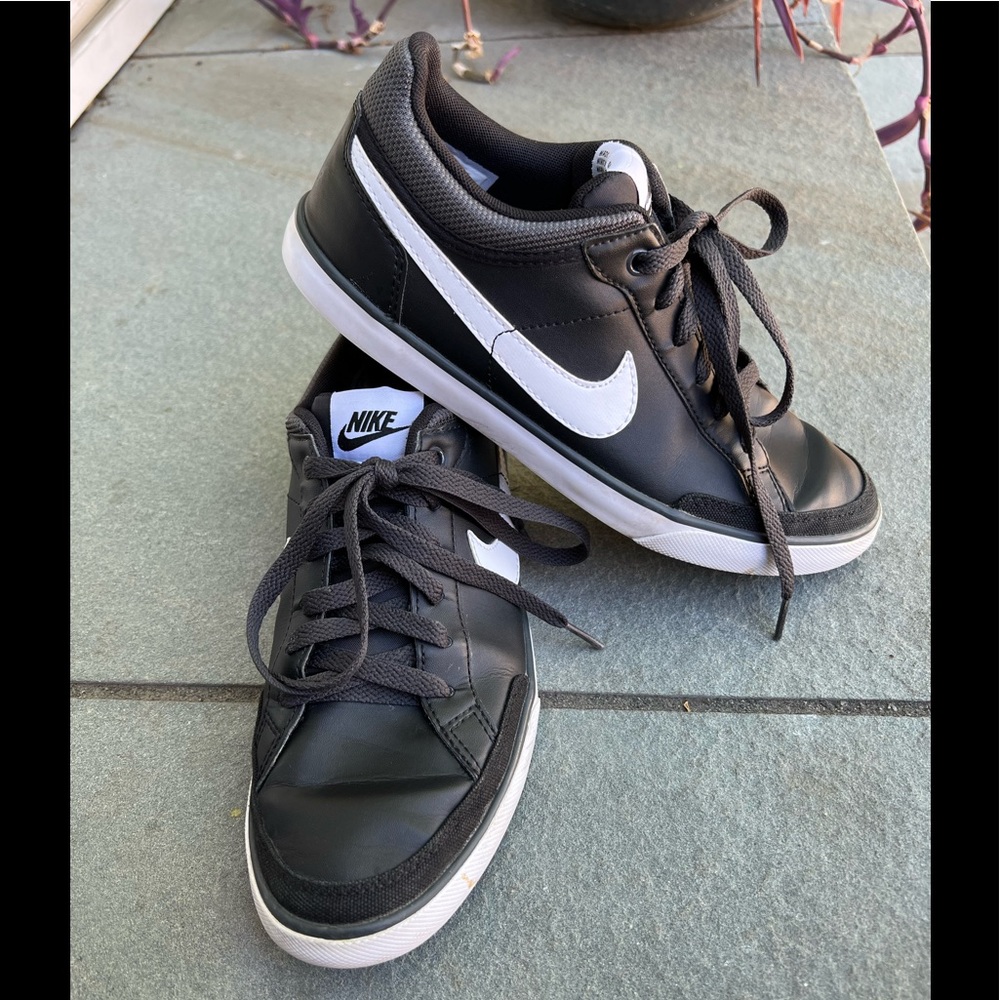 Women’s Nike Capri III sneakers - size 7.5